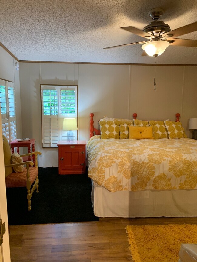 Building Photo - Furnished spacious 3/2.5 home. Corporate a...
