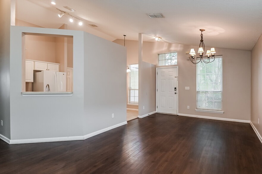 Building Photo - 2112 S Cranbrook Ave