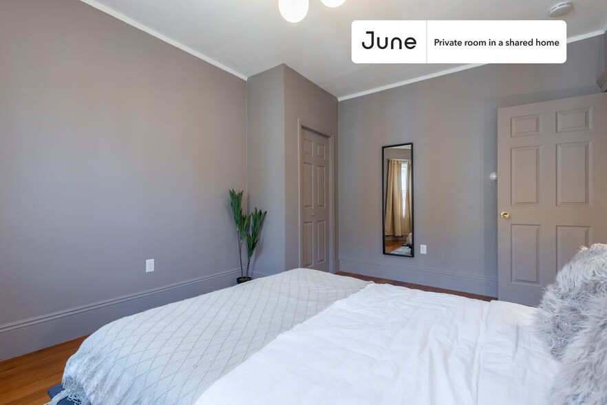 Building Photo - Private bedroom in 3 bed/1 bath Home