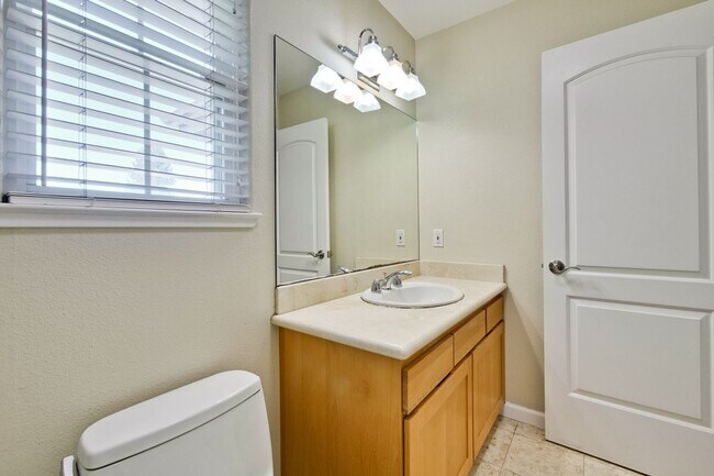 Building Photo - Awesome Home Located in a Quiet Tree Line Neighborhood