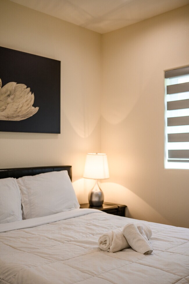 Building Photo - Stylish & Bright 2 Bed 2 Bath | Fully Furnished | Move-In Ready