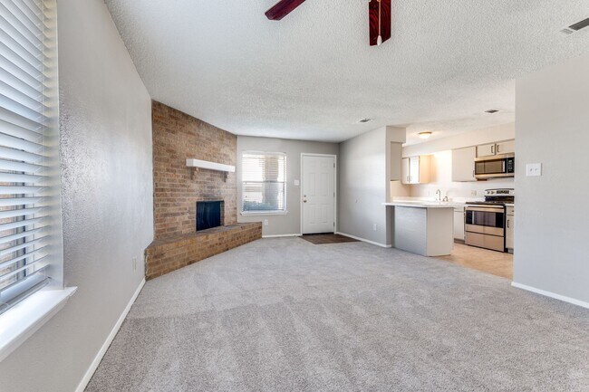 Building Photo - Charming 2-Bedroom Townhome in North Irving with Spacious 2-Car Garage