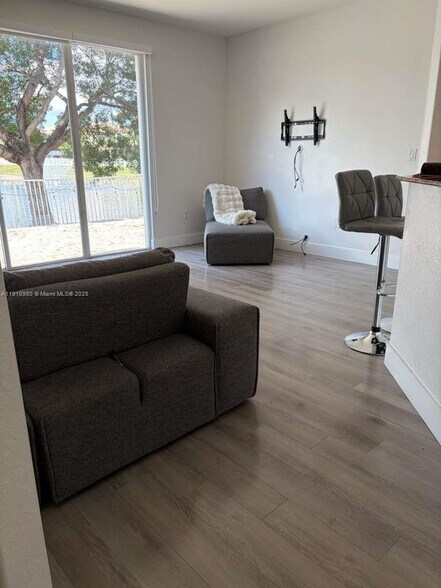 Building Photo - 8666 NW 114th Ct