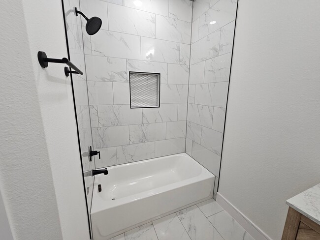 Building Photo - Ready for immediate move in!
