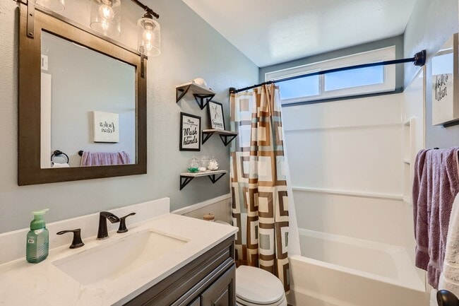 Building Photo - Charming 3-Bedroom, 2-Bath Home in a Cul-d...