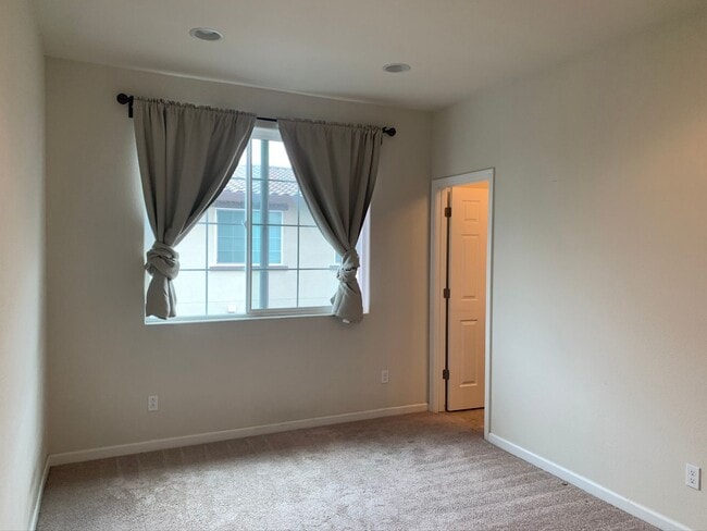 Building Photo - 3 Bed/3 Bath Newer Townhome in Desirable Ardenwood Neighborhood