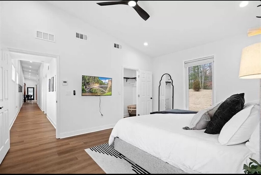 Building Photo - 22 Deer Path