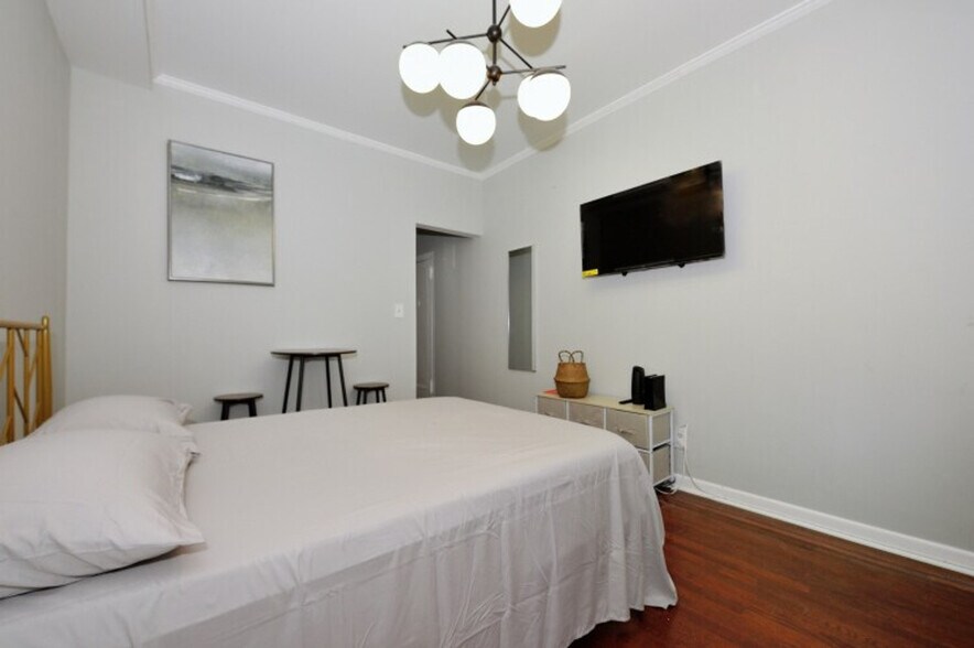 Building Photo - 321 E 78th St