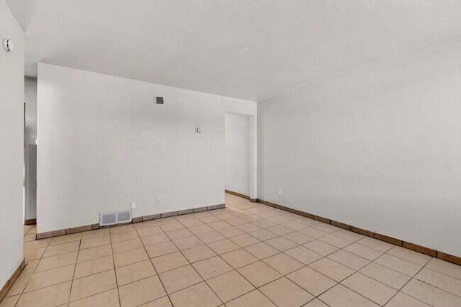 Building Photo - 540 Cardenas Dr SE