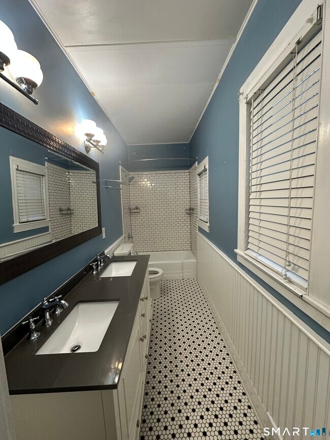 Building Photo - 57 Maple St