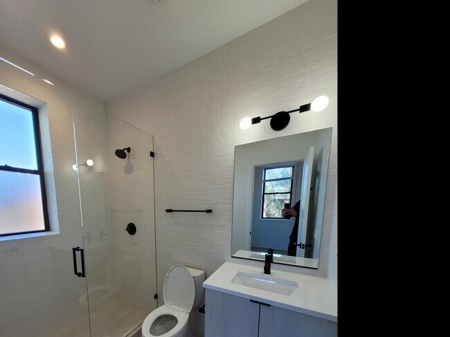 Building Photo - 2 bedroom in Chicago IL 60660