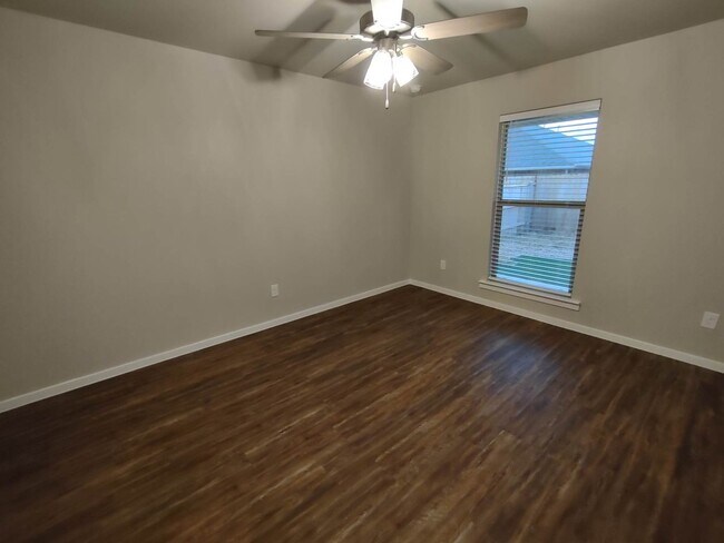 Building Photo - 2121 N Jayton Ave