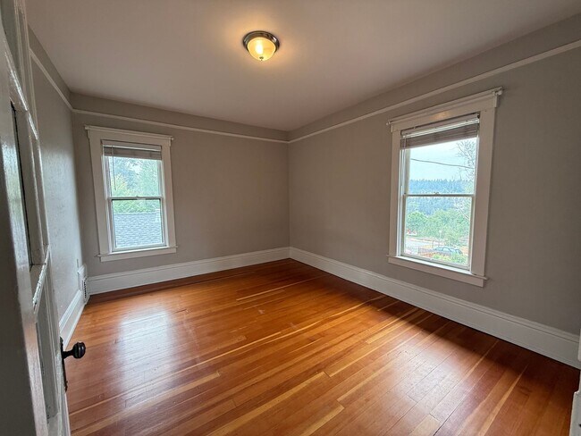 Building Photo - Elegant 2 Bed, 1 Bath Home on South Hill!