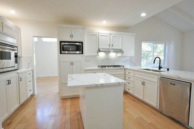 Building Photo - Spacious and Well Appointed Home in the East San Jose Foothills