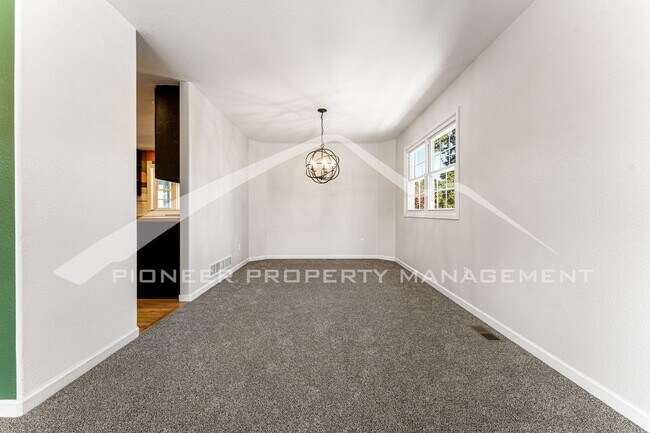 Building Photo - Beautiful Home with Fenced Back Yard and Cozy Fireplace