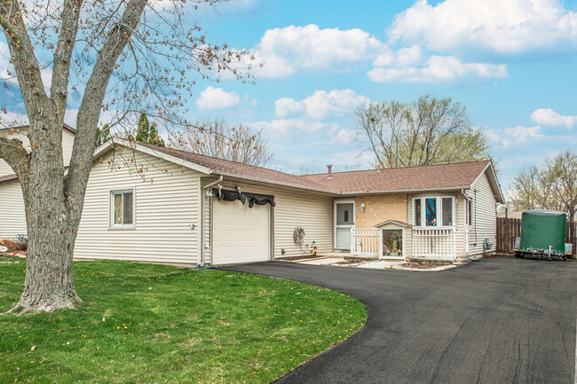 Building Photo - 810 Oakton Ave