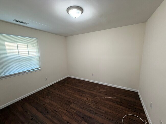 Building Photo - 4832 Hollenden Dr