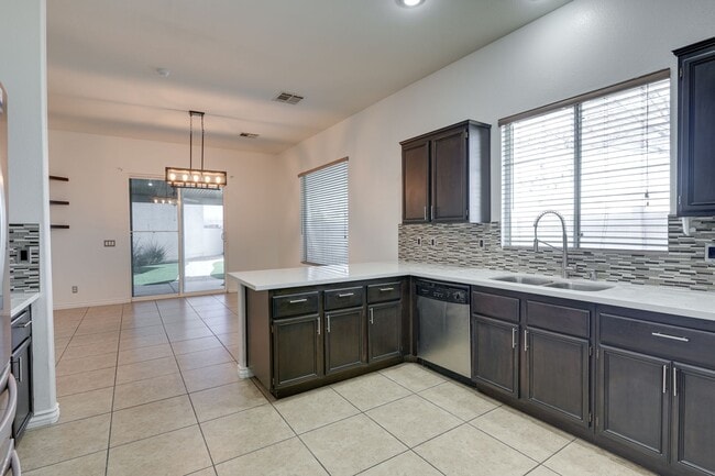 Building Photo - Upgraded Home in Lamplight Gated Community with Pool!