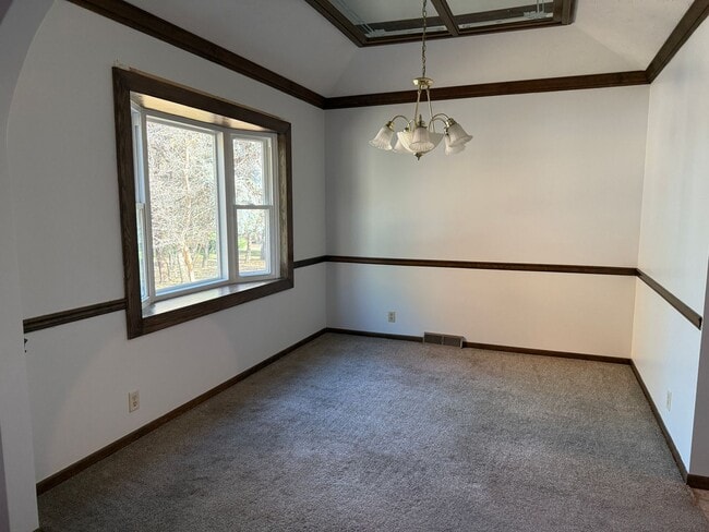 Building Photo - Large 3BR/3BA Home Near Linden Park!