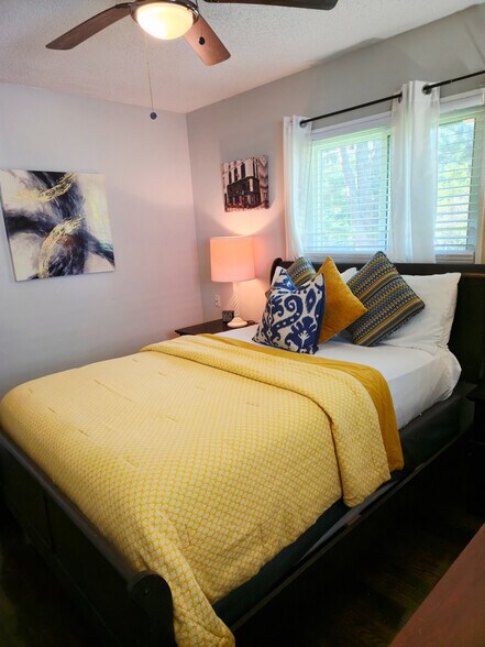 Building Photo - Room in House on Oldknow Dr NW