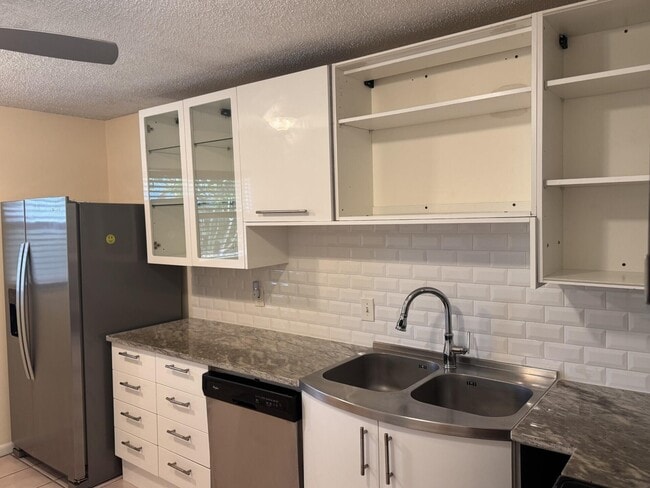 Building Photo - 5267 Edgewood Dr