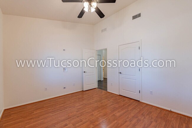 Building Photo - 4 Bedroom / 2 Bathroom Home