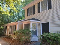 Building Photo - Quiet Cul-de-Sac Townhome -Recently Updated -