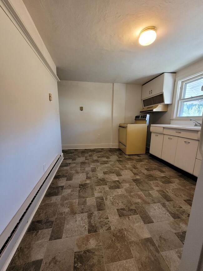Building Photo - 104 N Custer Ave