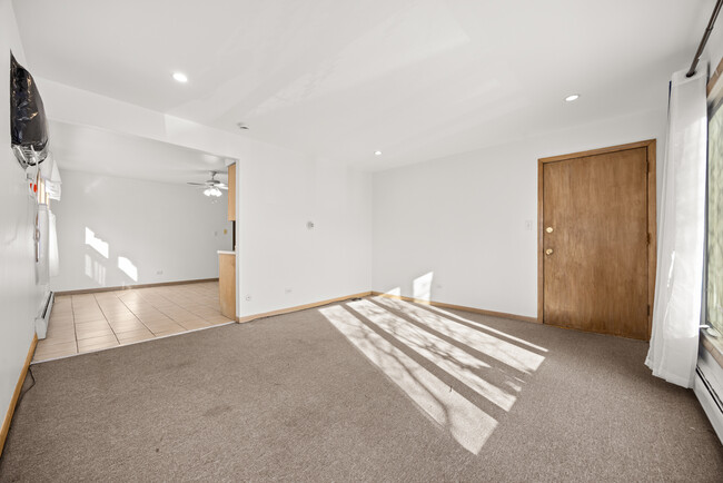 Building Photo - Spacious 1 bedroom, 1 bathroom apartment