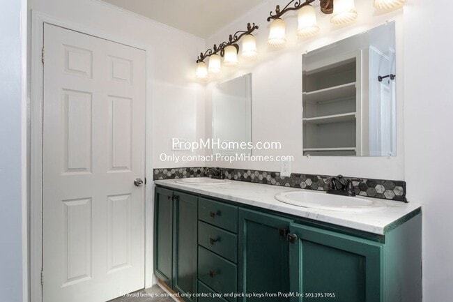 Building Photo - Charming Oregon City Home on 1/2 Acre - Fully Fenced Yard!