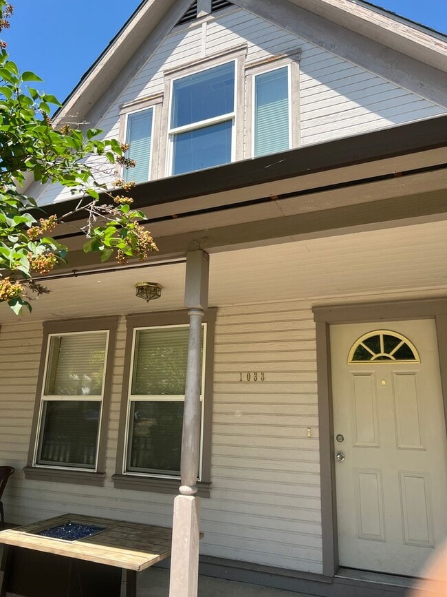 Building Photo - COMING SOON!  2 bed, 2 bath home in the he...
