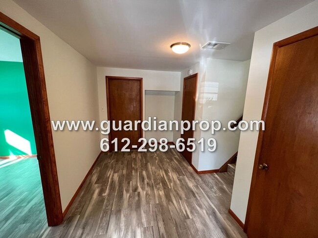 Building Photo - Updated Roseville House on Large Corner Lo...