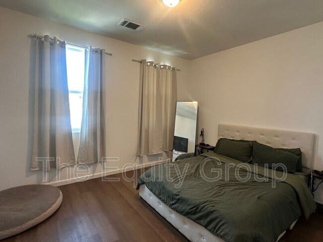 Building Photo - 1087 Buena Vis Ln