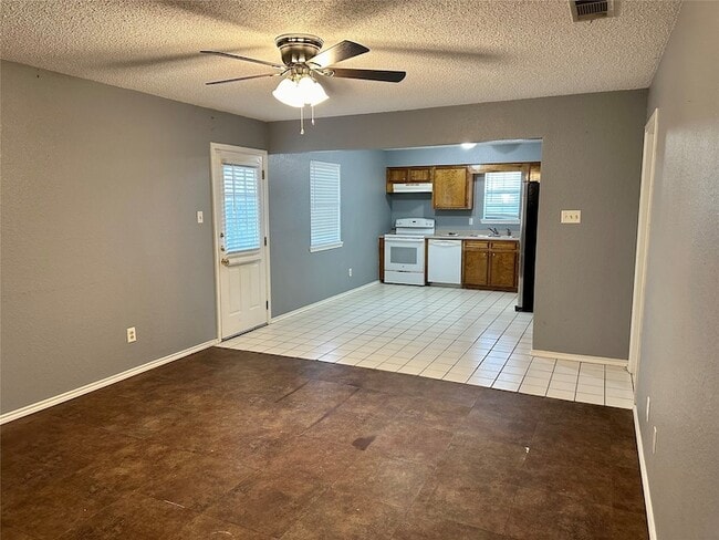 Building Photo - 2105 Melody Cir