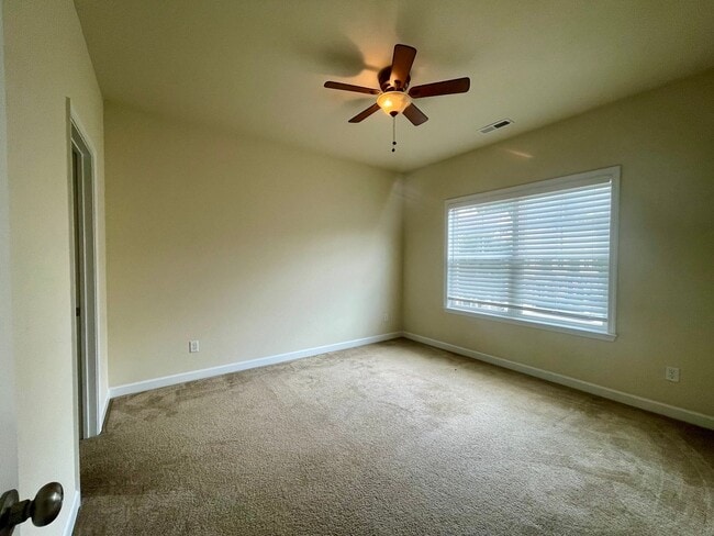 Building Photo - Stunning VB Townhome Style Condo