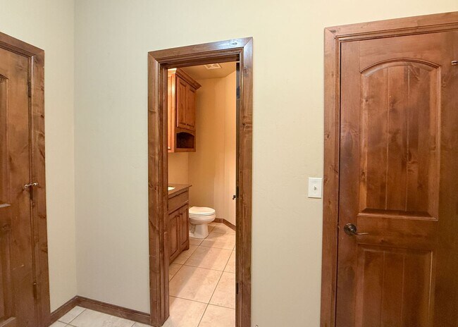 Building Photo - 3 Bed, 2.5 Bath Home in Oxford Park – Open Layout & Tall Ceilings