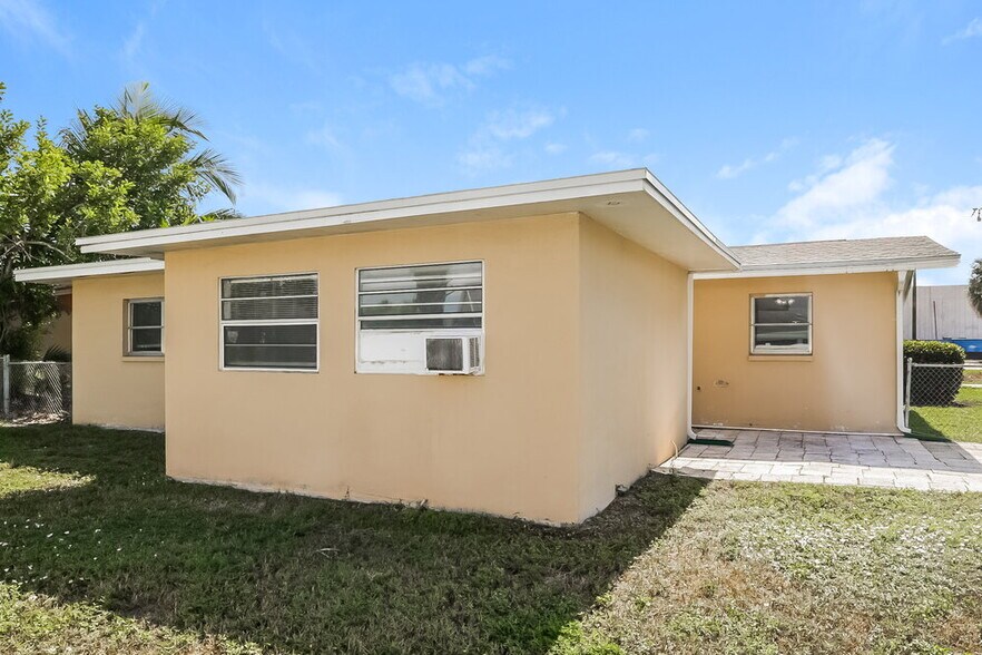 Building Photo - 8910 Cypress Lake Dr