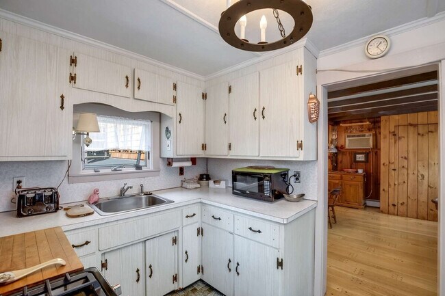 Building Photo - 6 Middle Rd