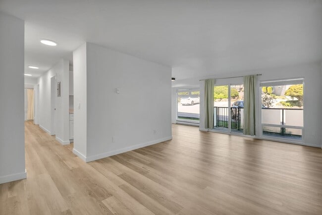 Building Photo - Light & Bright Tukwila Condo