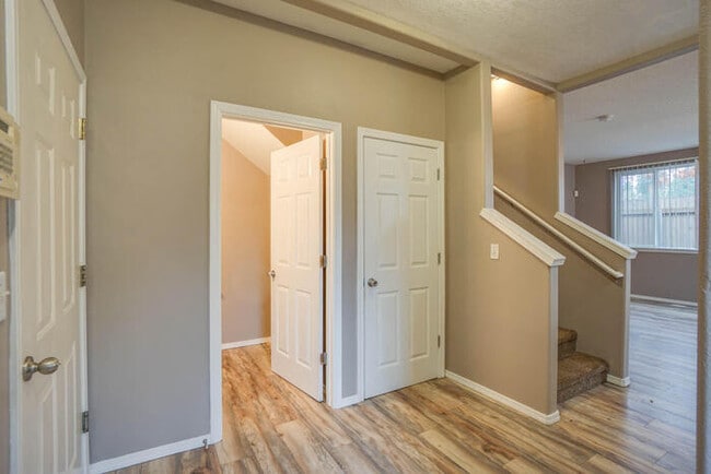 Building Photo - THREE BEDROOM TOWNHOME IN HAZEL DELL