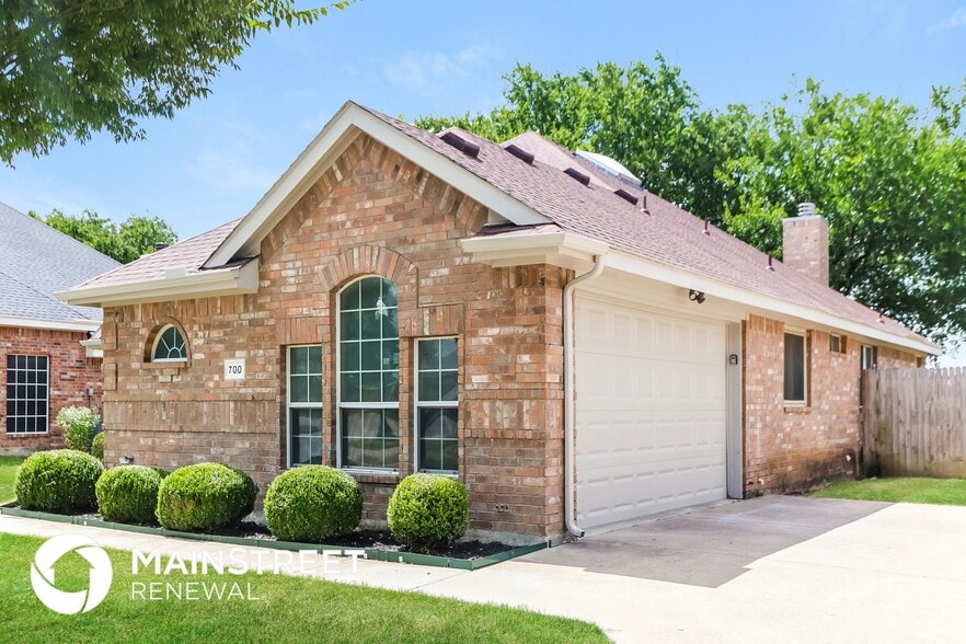 Building Photo - 700 Shady Meadow Ln