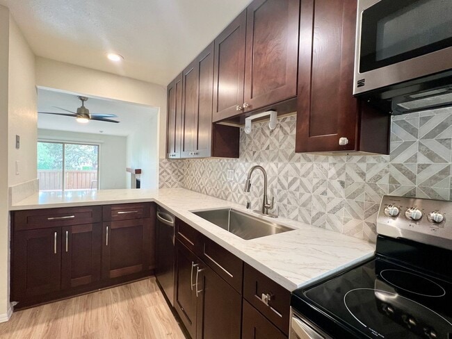 Building Photo - Beautiful Two Story 2Bd 1.5Ba Townhouse Ne...