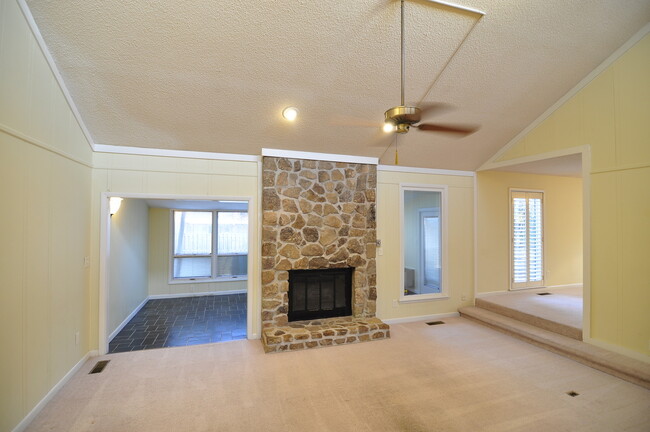 Building Photo - 9405 Hartwick Cir SE