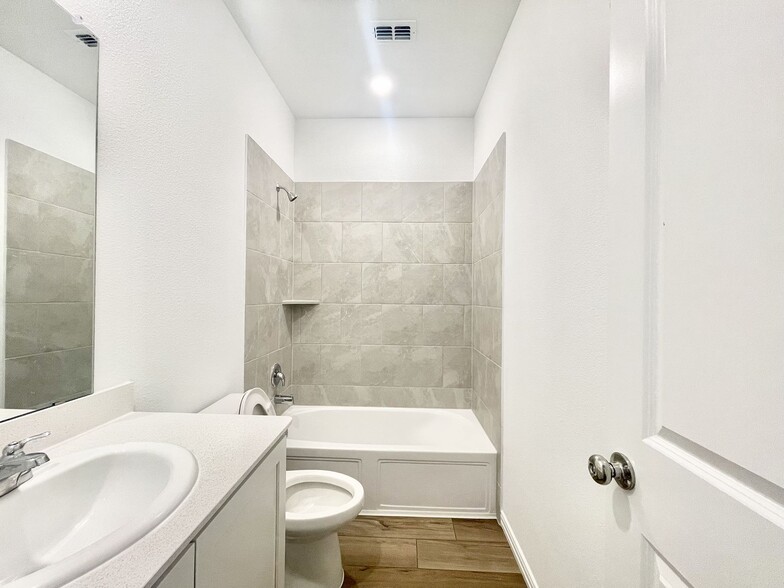 Building Photo - 1217 Sassafras Dr