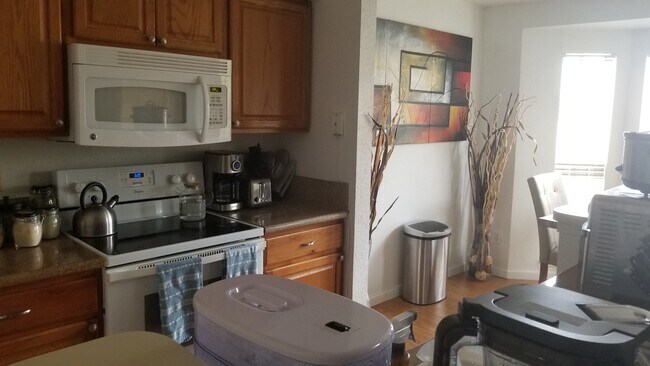 Building Photo - 977 Riverside Dr