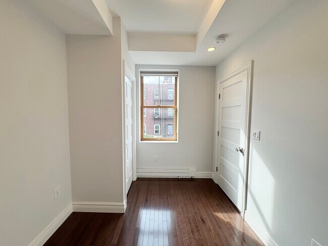 Building Photo - 212 Chelsea St