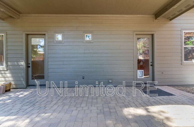Building Photo - 425 E Woodland Dr