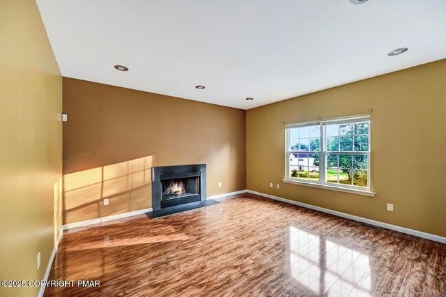 Building Photo - 115 Daffodil Dr