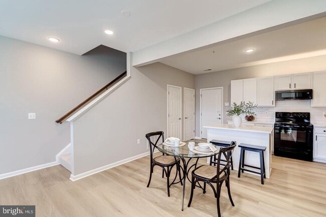 Building Photo - 44848 Tiverton Sq