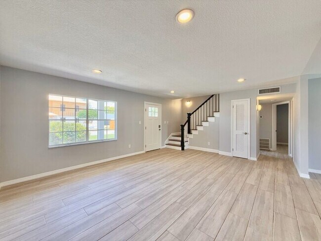 Building Photo - 8718 Thornwood Ln
